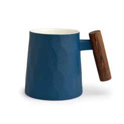 Blauer Becher Blu, Porzellan, mit Rosenholzgriff, 0,4 l